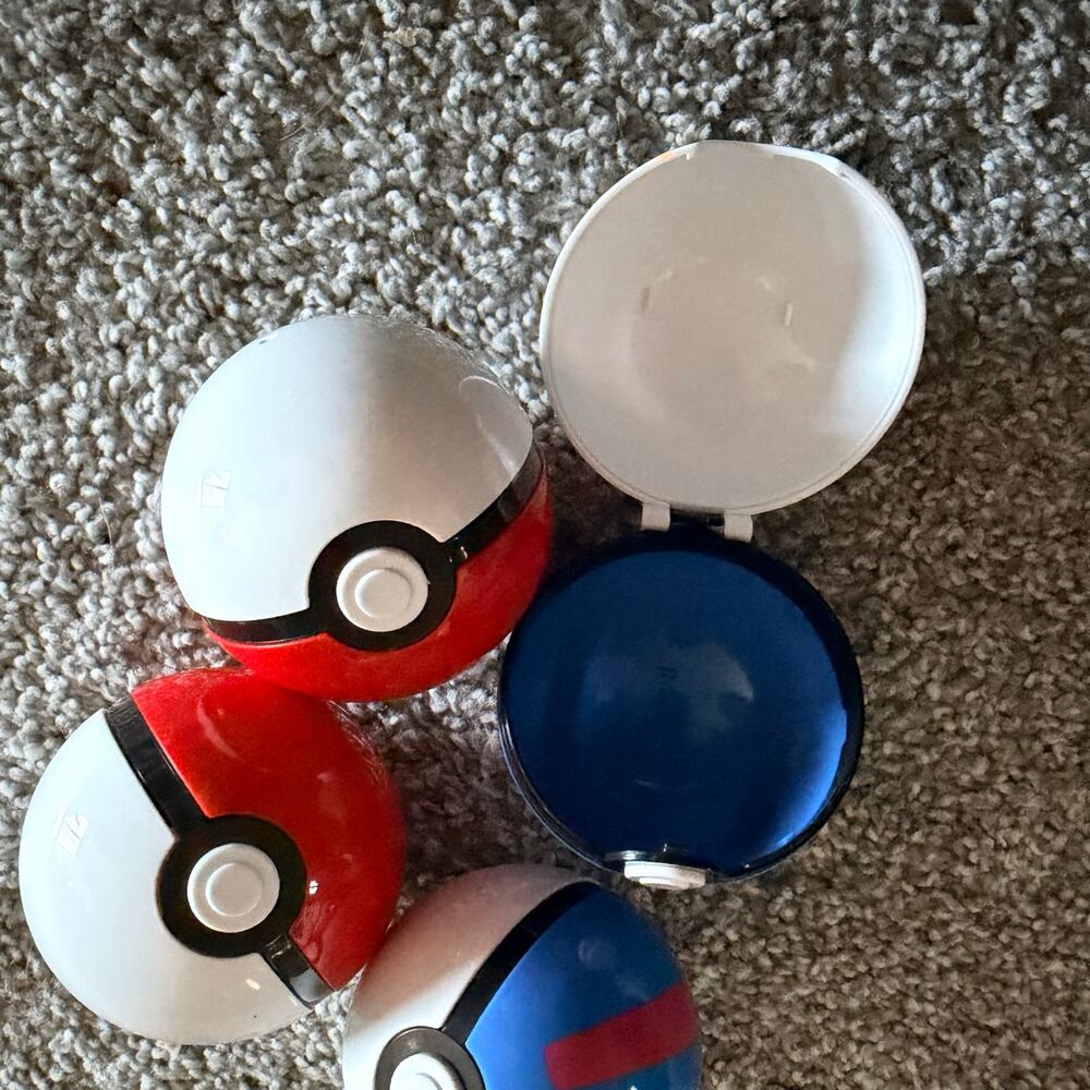 Lot of 4 Plastic Pokemon Poke Balls - Picture 2 of 3